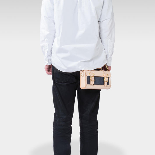 Roavan(ローバン) RASWING(ラスウィング) Ambrelle(アンブレル) ウェストバッグ・ウェストポーチ。両手が自由になり、散歩や街歩きにちょうどいいサイズ。長財布やスマホを収納できる実用的な2WAY仕様。国産素材の栃木レザーと倉敷デニムを使用し、横長のスマートなデザイン。使うたびに愛着が深まり、艶や色が変化して育つ革バッグ。