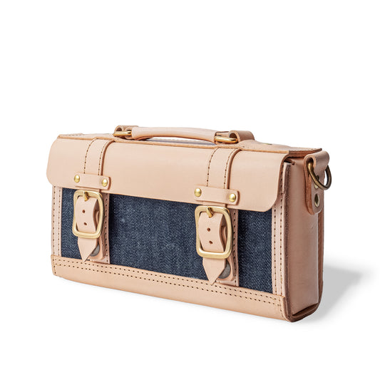 Roavan(ローバン) RASWING(ラスウィング) Ambrelle(アンブレル) ウェストバッグ・ウェストポーチ。両手が自由になり、散歩や街歩きにちょうどいいサイズ。長財布やスマホを収納できる実用的な2WAY仕様。国産素材の栃木レザーと倉敷デニムを使用し、横長のスマートなデザイン。使うたびに愛着が深まり、艶や色が変化して育つ革バッグ。