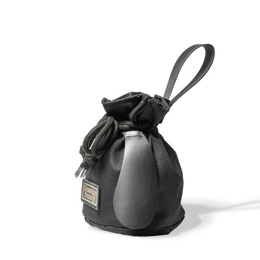 Roavan(ローバン) Gossipy Bunny(ゴシッピーバニー) Bunny Vup(バニーバップ) 巾着型ポーチ。倉敷帆布とブラックレザーの構成、丸底形状、SMロープ、本革ループハンドル、垂れ耳モチーフを特徴とする携行用小型ポーチ。