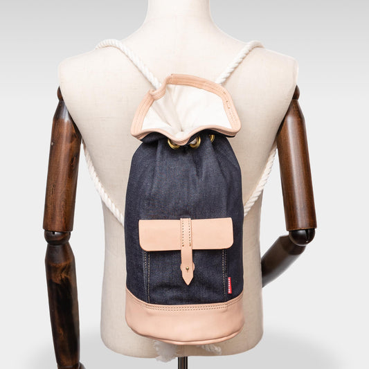 Roavan(ローバン) RASWING(ラスウィング) Duffra(ダフラ) ダッフルバッグ・ボンサック・レザーバッグ。
栃木レザーと倉敷デニムを組み合わせた国産ハンドメイドバッグ。
生成りヌメ革と反応染めデニムによる耐久性とエイジングを楽しめるデザイン。