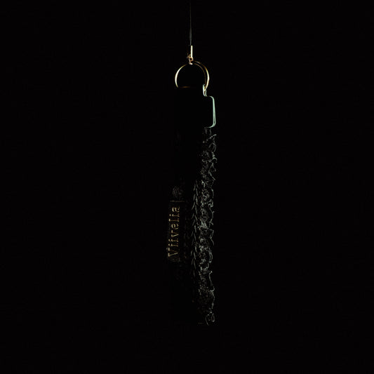 Fleur de Nuit Strap(フルール・ド・ニュイ ストラップ)|黒レースを重ねて花びらのような雰囲気に仕上げたViiveliaのストラップ。スマートフォンやキーホルダーなどに取り付け可能。