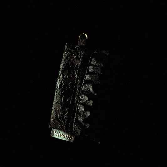 Fleur de Nuit Tissue Case(フルール・ド・ニュイ ティッシュケース)|黒ジャガード生地とレースを重ねたViiveliaのポケットティッシュケース。Dカン付きでストラップやキーホルダー装着可能。