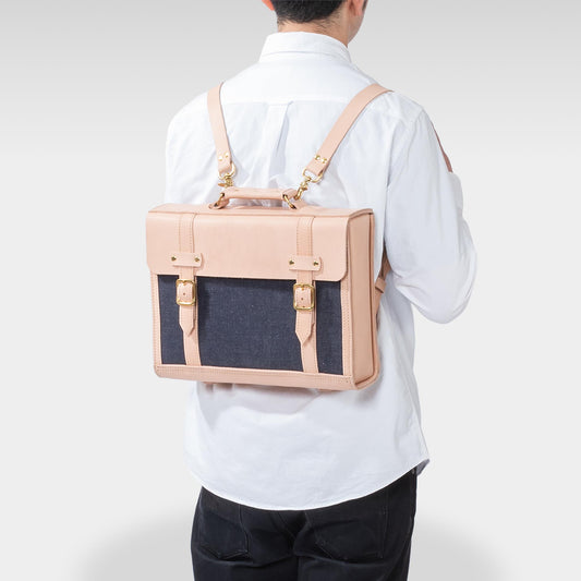 Roavan(ローバン) RASWING(ラスウィング) Horvia(ホルヴィア) 横型バックパック。栃木レザーと倉敷デニムを組み合わせた日本製レザーバッグ。A4サイズ対応で通勤やお出かけに最適。使うほどに艶を増し、革とデニムが育つ横型デザイン。
