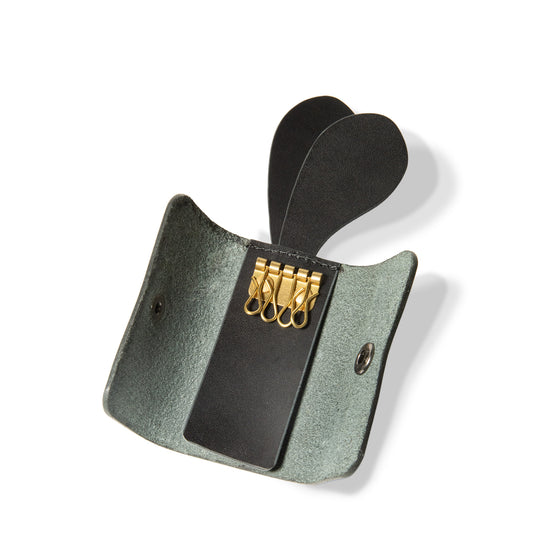 ROAVAN(ローバン) Gossipy Bunny(ゴシッピーバニー)の4連キーケース「Lapino(ラピーノ)」。日本製ブラックレザーと真鍮金具を使用し、ウサギの耳モチーフを備えた縦向きデザイン。本革の経年変化を楽しめる仕様。