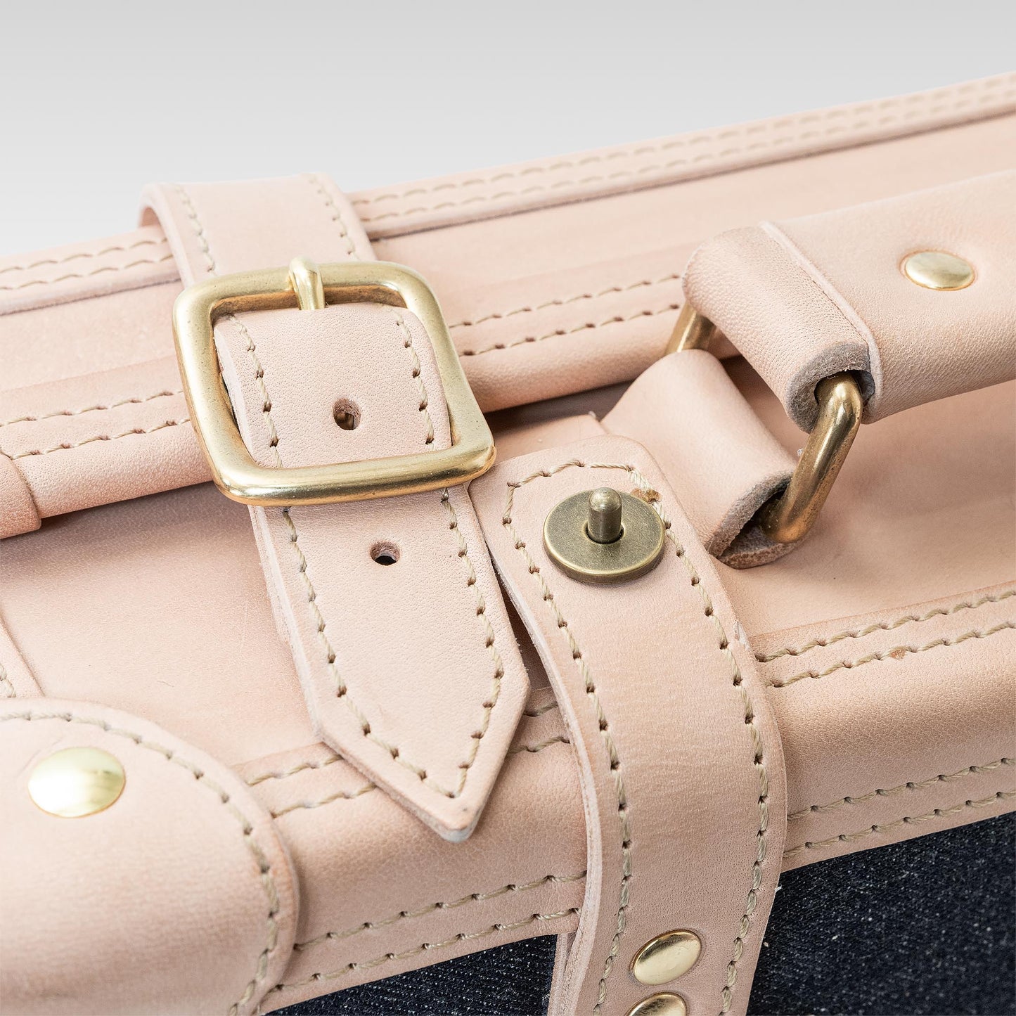 Roavan(ローバン) RASWING(ラスウィング) Odyrium(オディリウム) トランクケース。栃木レザーと倉敷デニムを使用したフラグシップモデル。革・デニム・真鍮が響き合い、使い込むほどに美しいエイジングを楽しめる完全受注生産の本革トランクケース。