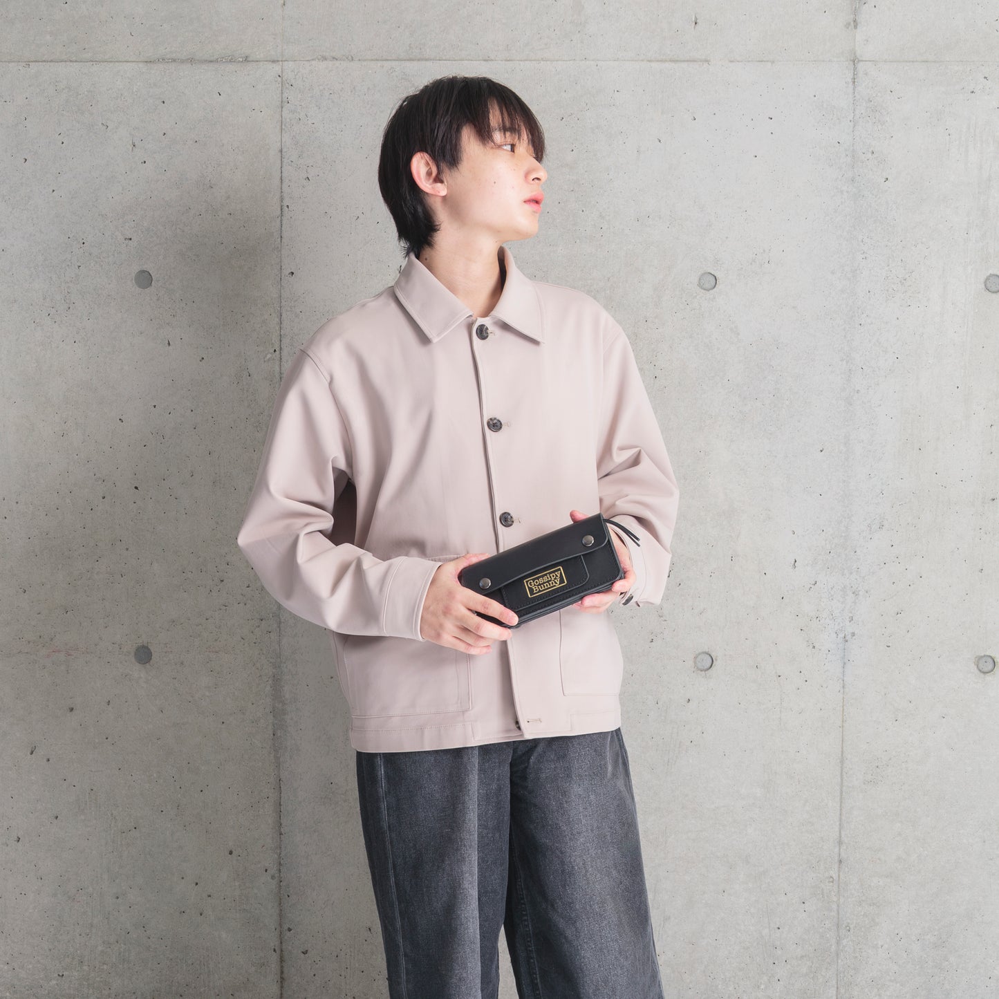 Roavan(ローバン) Gossipy Bunny(ゴシッピーバニー) Sodane(ソダネ) 長財布。国産ブラックレザーを使用し、スリムながら収納力に優れた本革ウォレット。カードやお札を整理しやすく、使うほどに艶が増すエイジングを楽しめる日本製レザーアイテム。