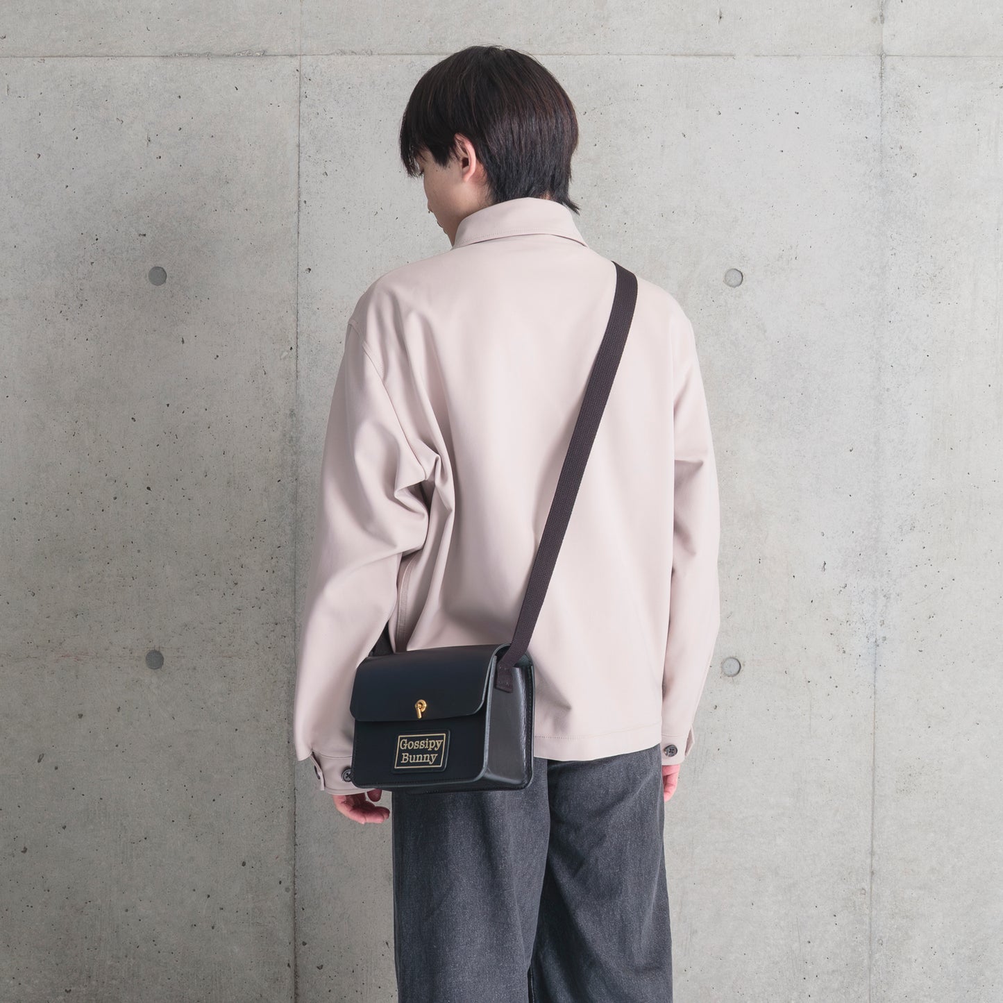 Roavan(ローバン) Gossipy Bunny(ゴシッピーバニー) Toy Box(トイボックス) 本革ショルダーバッグ。ブラックレザーと真鍮パーツを使用し、軽量で使いやすいボックス型デザイン。日常使いから旅行まで活躍する日本製レザーバッグ。