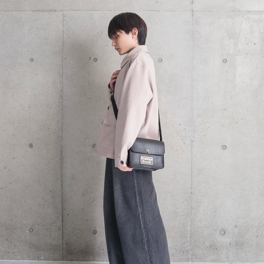 Roavan(ローバン) Gossipy Bunny(ゴシッピーバニー) Toy Box(トイボックス) 本革ショルダーバッグ。ブラックレザーと真鍮パーツを使用し、軽量で使いやすいボックス型デザイン。日常使いから旅行まで活躍する日本製レザーバッグ。