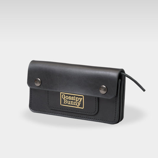 Roavan(ローバン) Gossipy Bunny(ゴシッピーバニー) Sodane(ソダネ) 長財布。国産ブラックレザーを使用し、スリムながら収納力に優れた本革ウォレット。カードやお札を整理しやすく、使うほどに艶が増すエイジングを楽しめる日本製レザーアイテム。