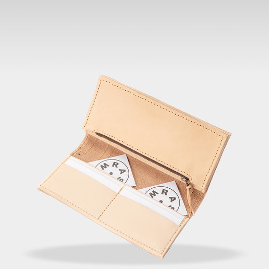 Roavan(ローバン) RASWING(ラスウィング) Tranaldo(トラナルド) 長財布。栃木レザーと倉敷デニム(ムラ糸)を使用した一枚革仕立ての堅牢なロングウォレット。トランクケースをモチーフに、職人が一点ずつ受注生産。時間とともに飴色に育つ本革と、美しいアタリが出るデニムが融合した、育てる楽しみを味わえる日本製財布。