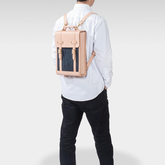 ROAVAN(ローバン) RASWING(ラスウィング) Vertiq(ヴァーティック) 縦型バックパック。栃木レザーと岡山県倉敷デニム(ムラ糸)を使用した日本製レザーバッグ。縦のラインを際立たせた端正なフォルムと、薄物向けの背面ポケットを備えたデザイン。経年変化で革とデニムが深みを増し、使うほどに艶と味わいを育てる縦型バックパック。