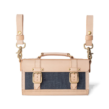 【ALT】  
Roavan（ローバン） RASWING（ラスウィング） Ambrelle（アンブレル） ウェストバッグ・ウェストポーチ。両手が自由になり、散歩や街歩きにちょうどいいサイズ。長財布やスマホを収納できる実用的な2WAY仕様。国産素材の栃木レザーと倉敷デニムを使用し、横長のスマートなデザイン。使うたびに愛着が深まり、艶や色が変化して育つ革バッグ。