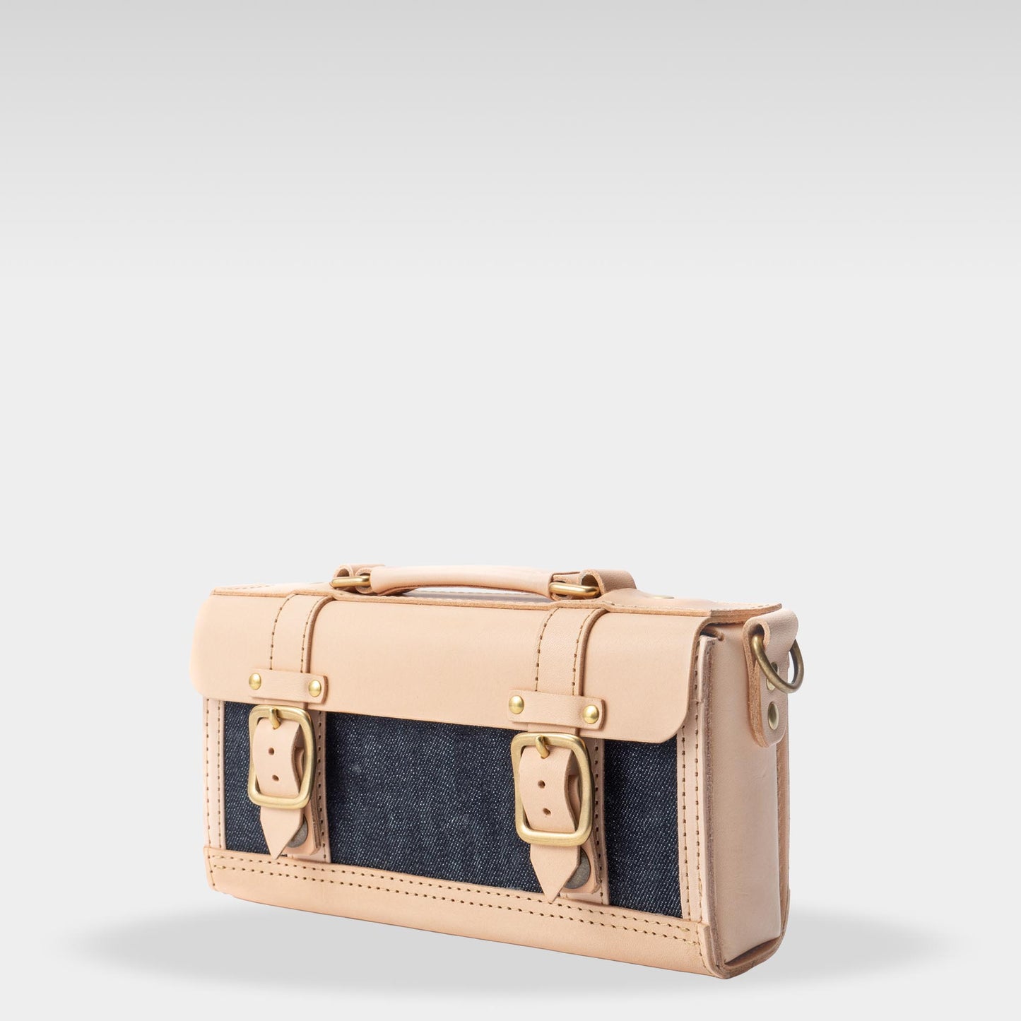 【ALT】  
Roavan（ローバン） RASWING（ラスウィング） Ambrelle（アンブレル） ウェストバッグ・ウェストポーチ。両手が自由になり、散歩や街歩きにちょうどいいサイズ。長財布やスマホを収納できる実用的な2WAY仕様。国産素材の栃木レザーと倉敷デニムを使用し、横長のスマートなデザイン。使うたびに愛着が深まり、艶や色が変化して育つ革バッグ。