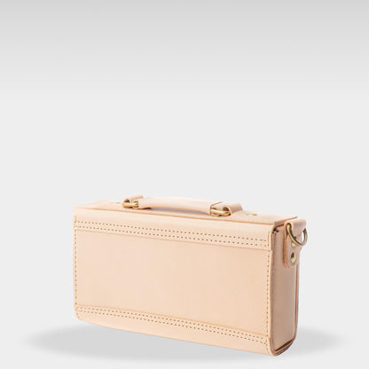 【ALT】  
Roavan（ローバン） RASWING（ラスウィング） Ambrelle（アンブレル） ウェストバッグ・ウェストポーチ。両手が自由になり、散歩や街歩きにちょうどいいサイズ。長財布やスマホを収納できる実用的な2WAY仕様。国産素材の栃木レザーと倉敷デニムを使用し、横長のスマートなデザイン。使うたびに愛着が深まり、艶や色が変化して育つ革バッグ。