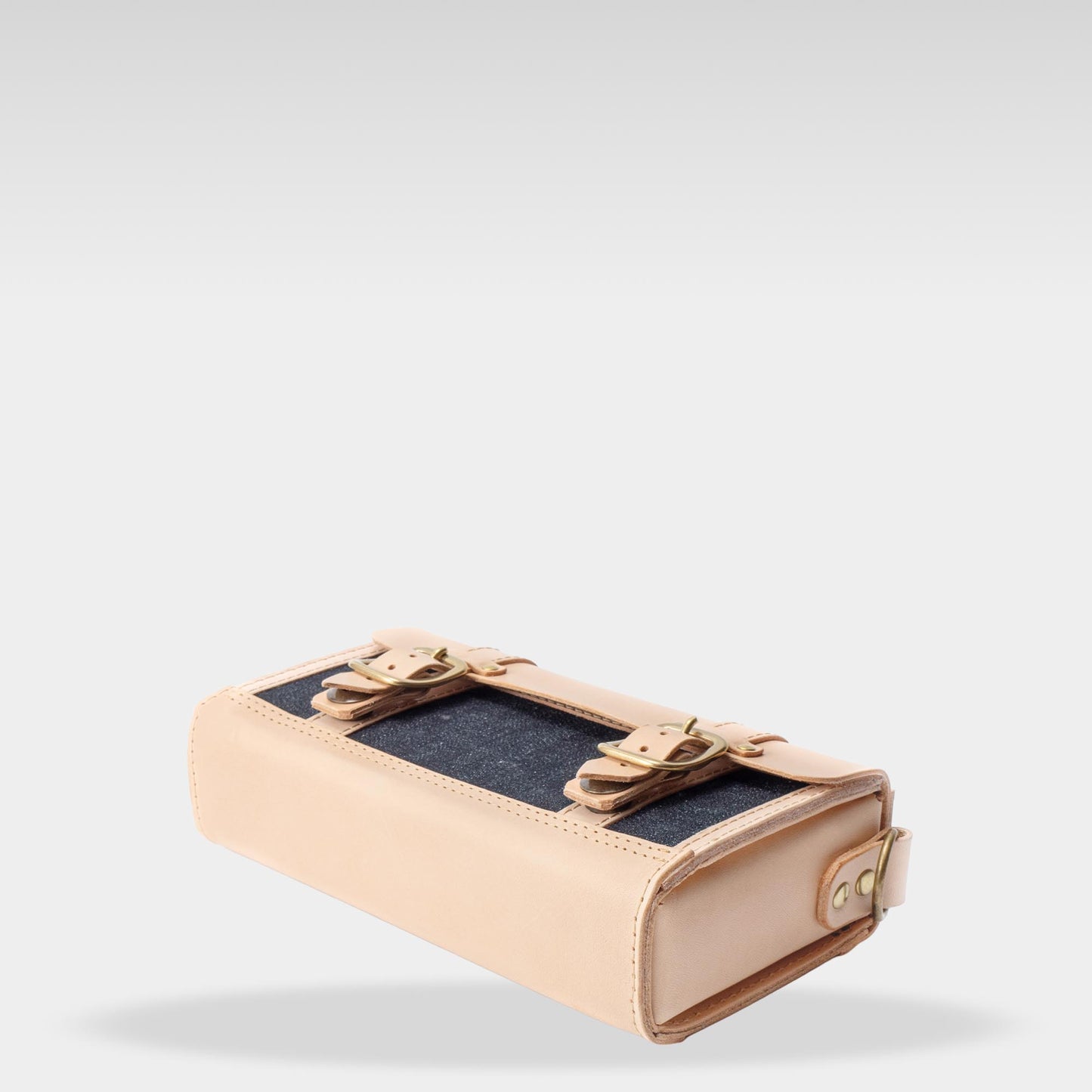 【ALT】  
Roavan（ローバン） RASWING（ラスウィング） Ambrelle（アンブレル） ウェストバッグ・ウェストポーチ。両手が自由になり、散歩や街歩きにちょうどいいサイズ。長財布やスマホを収納できる実用的な2WAY仕様。国産素材の栃木レザーと倉敷デニムを使用し、横長のスマートなデザイン。使うたびに愛着が深まり、艶や色が変化して育つ革バッグ。