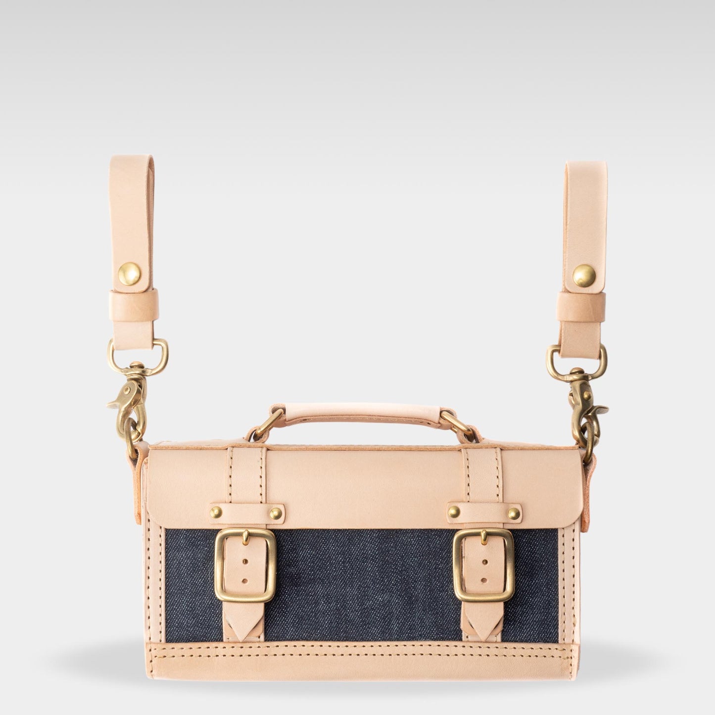 【ALT】  
Roavan（ローバン） RASWING（ラスウィング） Ambrelle（アンブレル） ウェストバッグ・ウェストポーチ。両手が自由になり、散歩や街歩きにちょうどいいサイズ。長財布やスマホを収納できる実用的な2WAY仕様。国産素材の栃木レザーと倉敷デニムを使用し、横長のスマートなデザイン。使うたびに愛着が深まり、艶や色が変化して育つ革バッグ。