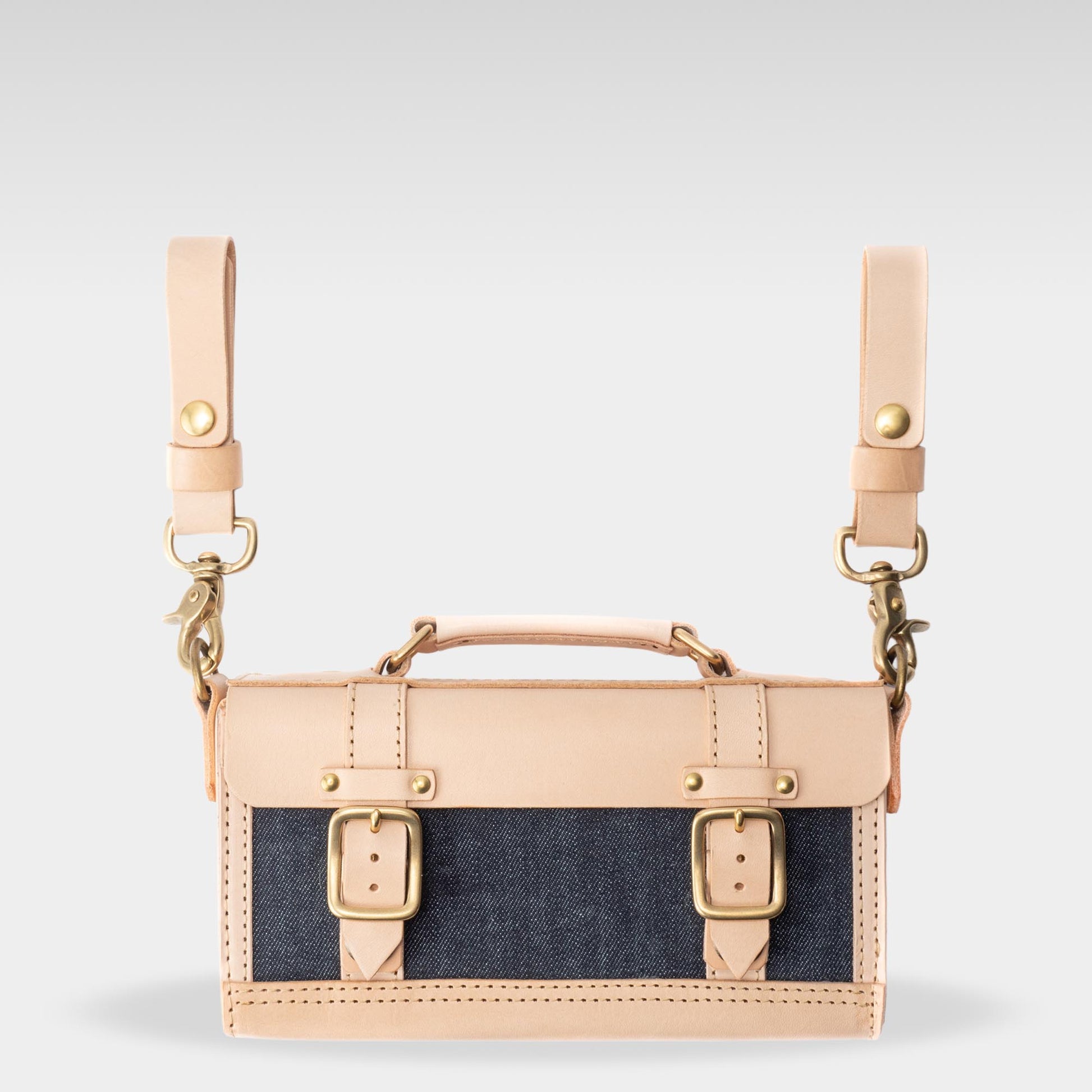 【ALT】  
Roavan（ローバン） RASWING（ラスウィング） Ambrelle（アンブレル） ウェストバッグ・ウェストポーチ。両手が自由になり、散歩や街歩きにちょうどいいサイズ。長財布やスマホを収納できる実用的な2WAY仕様。国産素材の栃木レザーと倉敷デニムを使用し、横長のスマートなデザイン。使うたびに愛着が深まり、艶や色が変化して育つ革バッグ。