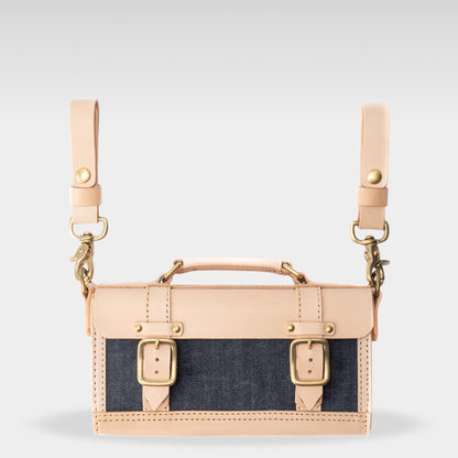 【ALT】  
Roavan（ローバン） RASWING（ラスウィング） Ambrelle（アンブレル） ウェストバッグ・ウェストポーチ。両手が自由になり、散歩や街歩きにちょうどいいサイズ。長財布やスマホを収納できる実用的な2WAY仕様。国産素材の栃木レザーと倉敷デニムを使用し、横長のスマートなデザイン。使うたびに愛着が深まり、艶や色が変化して育つ革バッグ。