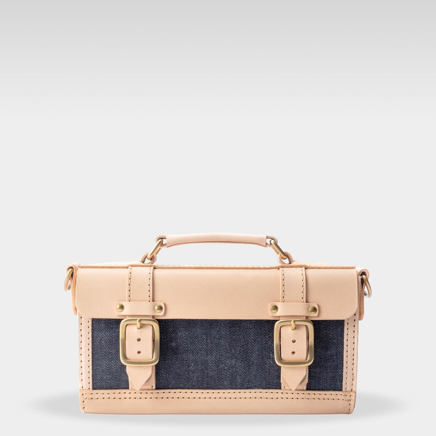 【ALT】  
Roavan（ローバン） RASWING（ラスウィング） Ambrelle（アンブレル） ウェストバッグ・ウェストポーチ。両手が自由になり、散歩や街歩きにちょうどいいサイズ。長財布やスマホを収納できる実用的な2WAY仕様。国産素材の栃木レザーと倉敷デニムを使用し、横長のスマートなデザイン。使うたびに愛着が深まり、艶や色が変化して育つ革バッグ。