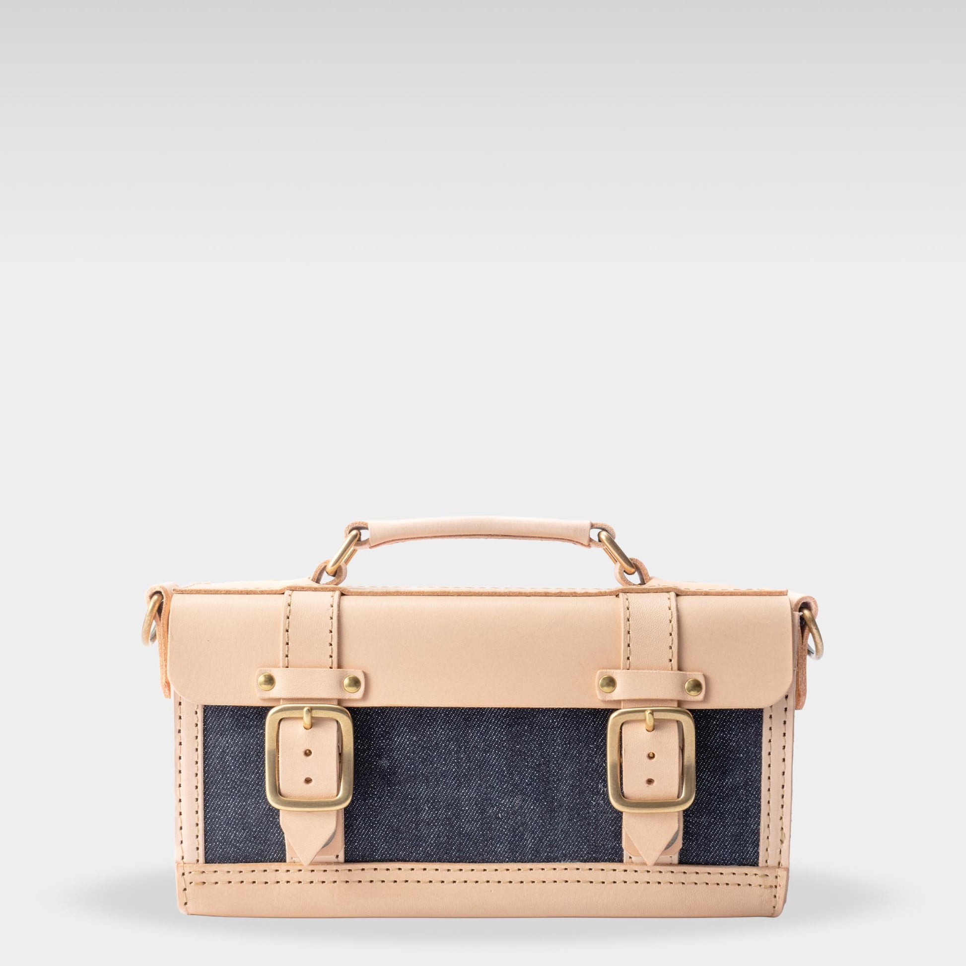 【ALT】  
Roavan（ローバン） RASWING（ラスウィング） Ambrelle（アンブレル） ウェストバッグ・ウェストポーチ。両手が自由になり、散歩や街歩きにちょうどいいサイズ。長財布やスマホを収納できる実用的な2WAY仕様。国産素材の栃木レザーと倉敷デニムを使用し、横長のスマートなデザイン。使うたびに愛着が深まり、艶や色が変化して育つ革バッグ。