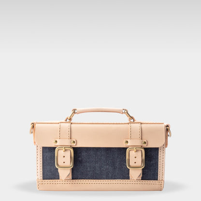 【ALT】  
Roavan（ローバン） RASWING（ラスウィング） Ambrelle（アンブレル） ウェストバッグ・ウェストポーチ。両手が自由になり、散歩や街歩きにちょうどいいサイズ。長財布やスマホを収納できる実用的な2WAY仕様。国産素材の栃木レザーと倉敷デニムを使用し、横長のスマートなデザイン。使うたびに愛着が深まり、艶や色が変化して育つ革バッグ。