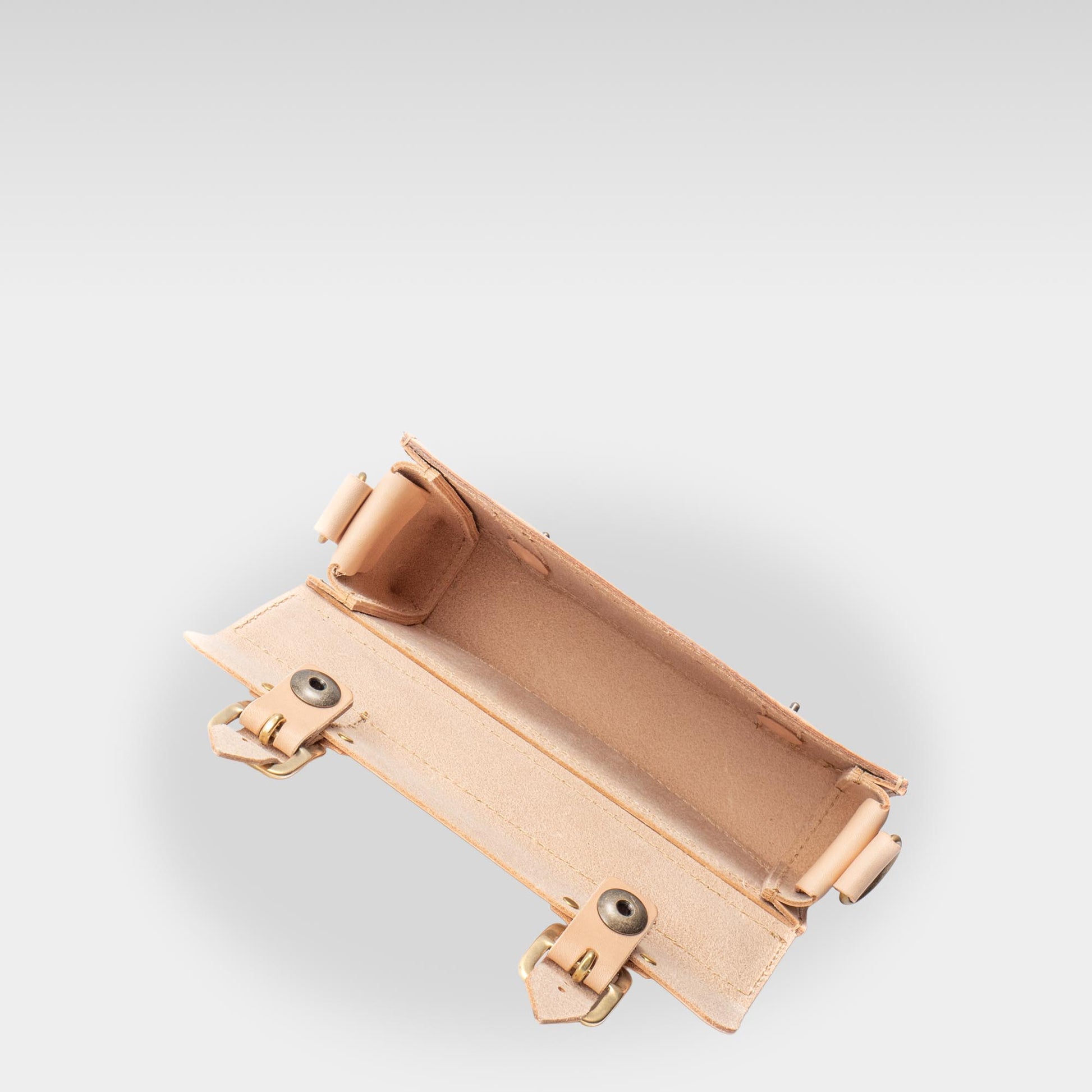 【ALT】  
Roavan（ローバン） RASWING（ラスウィング） Ambrelle（アンブレル） ウェストバッグ・ウェストポーチ。両手が自由になり、散歩や街歩きにちょうどいいサイズ。長財布やスマホを収納できる実用的な2WAY仕様。国産素材の栃木レザーと倉敷デニムを使用し、横長のスマートなデザイン。使うたびに愛着が深まり、艶や色が変化して育つ革バッグ。