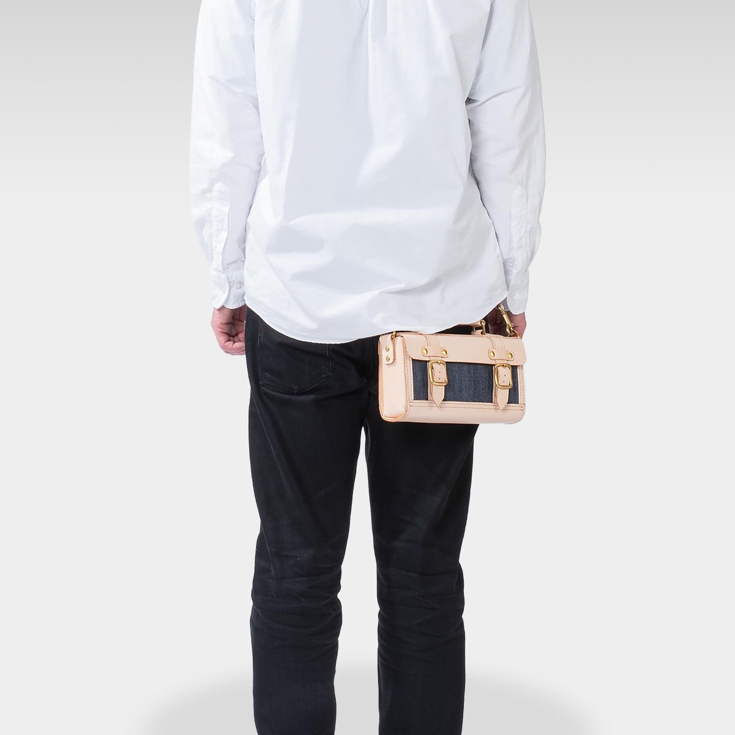 Roavan（ローバン） RASWING（ラスウィング） Ambrelle（アンブレル） ウェストバッグ・ウェストポーチ。両手が自由になり、散歩や街歩きにちょうどいいサイズ。長財布やスマホを収納できる実用的な2WAY仕様。国産素材の栃木レザーと倉敷デニムを使用し、横長のスマートなデザイン。使うたびに愛着が深まり、艶や色が変化して育つ革バッグ。