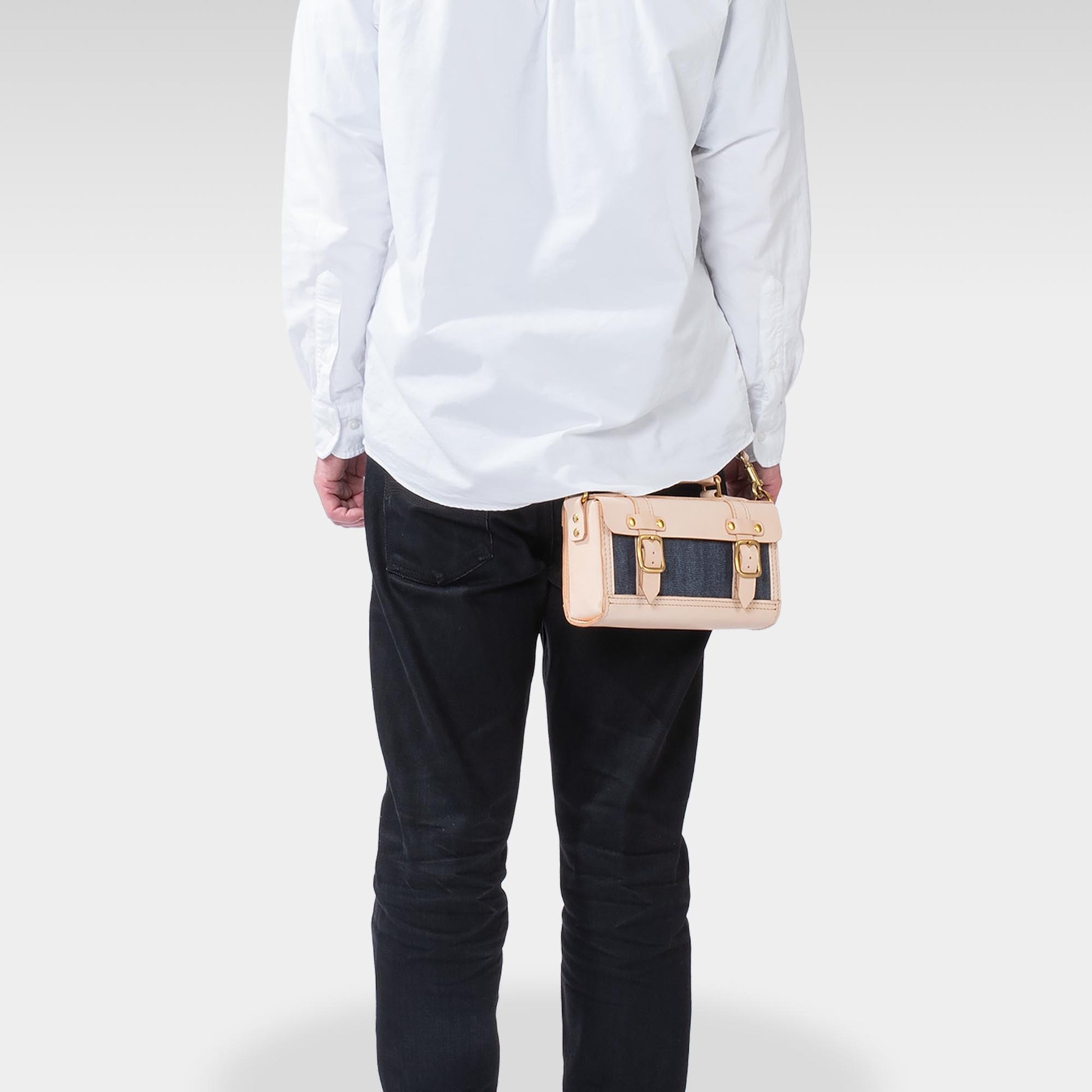 Roavan（ローバン） RASWING（ラスウィング） Ambrelle（アンブレル） ウェストバッグ・ウェストポーチ。両手が自由になり、散歩や街歩きにちょうどいいサイズ。長財布やスマホを収納できる実用的な2WAY仕様。国産素材の栃木レザーと倉敷デニムを使用し、横長のスマートなデザイン。使うたびに愛着が深まり、艶や色が変化して育つ革バッグ。