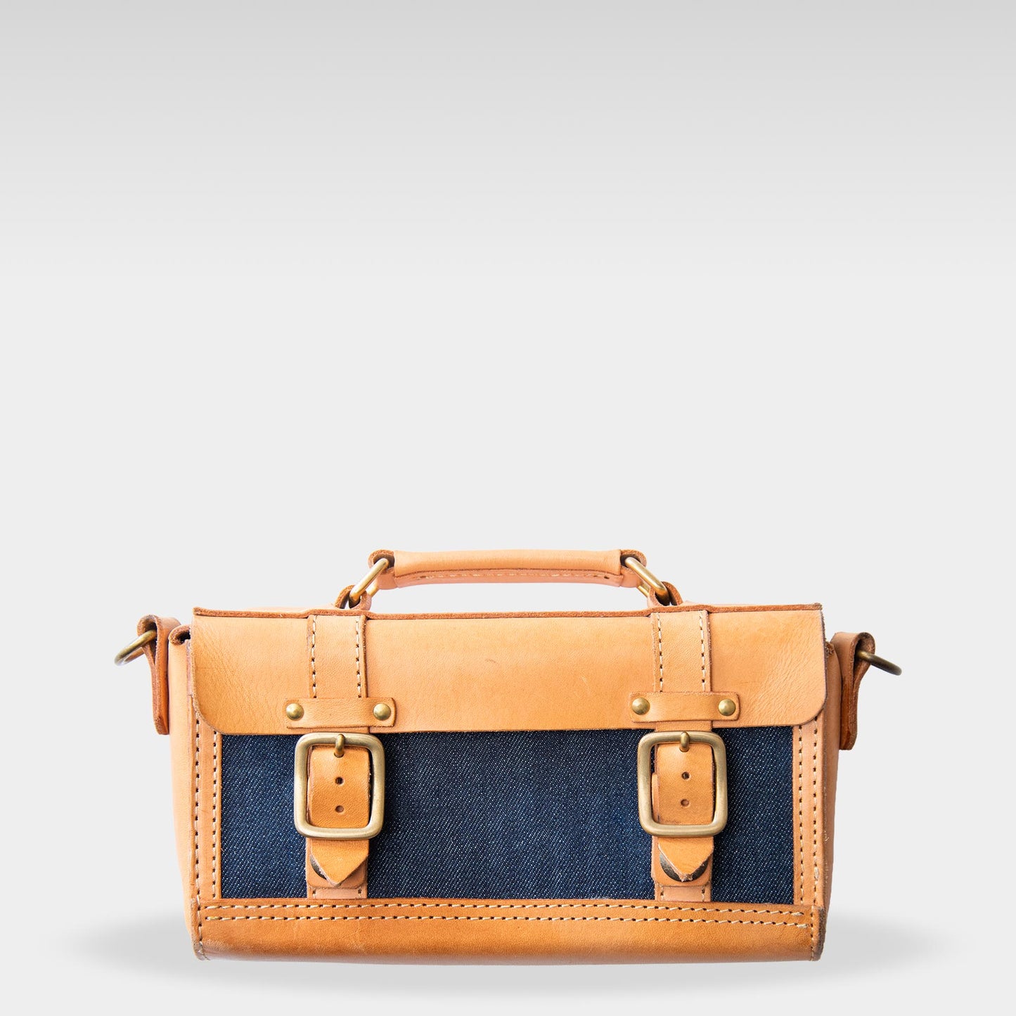 【ALT】  
Roavan（ローバン） RASWING（ラスウィング） Ambrelle（アンブレル） ウェストバッグ・ウェストポーチ。両手が自由になり、散歩や街歩きにちょうどいいサイズ。長財布やスマホを収納できる実用的な2WAY仕様。国産素材の栃木レザーと倉敷デニムを使用し、横長のスマートなデザイン。使うたびに愛着が深まり、艶や色が変化して育つ革バッグ。４年使用の画像