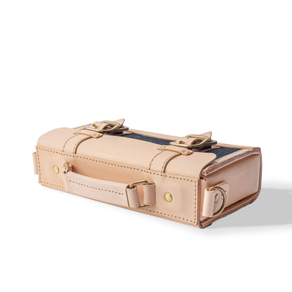 【ALT】  
Roavan（ローバン） RASWING（ラスウィング） Ambrelle（アンブレル） ウェストバッグ・ウェストポーチ。両手が自由になり、散歩や街歩きにちょうどいいサイズ。長財布やスマホを収納できる実用的な2WAY仕様。国産素材の栃木レザーと倉敷デニムを使用し、横長のスマートなデザイン。使うたびに愛着が深まり、艶や色が変化して育つ革バッグ。