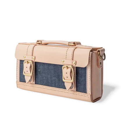 【ALT】  
Roavan（ローバン） RASWING（ラスウィング） Ambrelle（アンブレル） ウェストバッグ・ウェストポーチ。両手が自由になり、散歩や街歩きにちょうどいいサイズ。長財布やスマホを収納できる実用的な2WAY仕様。国産素材の栃木レザーと倉敷デニムを使用し、横長のスマートなデザイン。使うたびに愛着が深まり、艶や色が変化して育つ革バッグ。