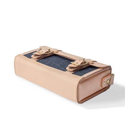 
Roavan（ローバン） RASWING（ラスウィング） Ambrelle（アンブレル） ウェストバッグ・ウェストポーチ。両手が自由になり、散歩や街歩きにちょうどいいサイズ。長財布やスマホを収納できる実用的な2WAY仕様。国産素材の栃木レザーと倉敷デニムを使用し、横長のスマートなデザイン。使うたびに愛着が深まり、艶や色が変化して育つ革バッグ。