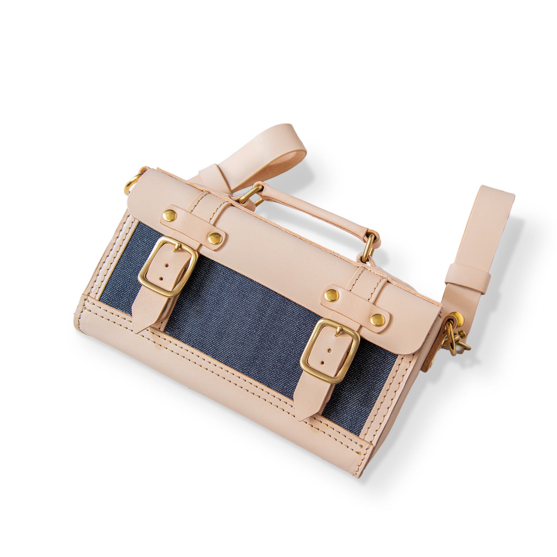 【ALT】  
Roavan（ローバン） RASWING（ラスウィング） Ambrelle（アンブレル） ウェストバッグ・ウェストポーチ。両手が自由になり、散歩や街歩きにちょうどいいサイズ。長財布やスマホを収納できる実用的な2WAY仕様。国産素材の栃木レザーと倉敷デニムを使用し、横長のスマートなデザイン。使うたびに愛着が深まり、艶や色が変化して育つ革バッグ。