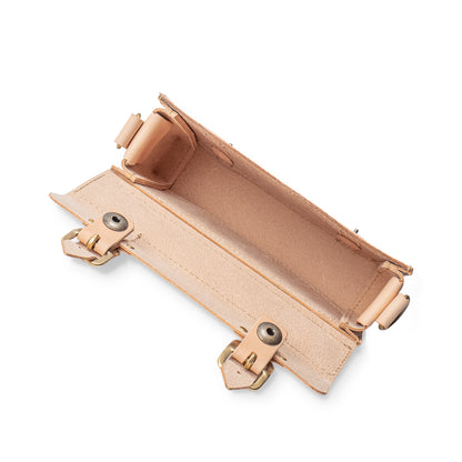 【ALT】  
Roavan（ローバン） RASWING（ラスウィング） Ambrelle（アンブレル） ウェストバッグ・ウェストポーチ。両手が自由になり、散歩や街歩きにちょうどいいサイズ。長財布やスマホを収納できる実用的な2WAY仕様。国産素材の栃木レザーと倉敷デニムを使用し、横長のスマートなデザイン。使うたびに愛着が深まり、艶や色が変化して育つ革バッグ。