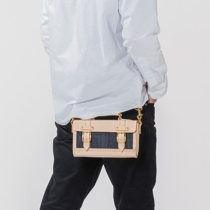 【ALT】  
Roavan（ローバン） RASWING（ラスウィング） Ambrelle（アンブレル） ウェストバッグ・ウェストポーチ。両手が自由になり、散歩や街歩きにちょうどいいサイズ。長財布やスマホを収納できる実用的な2WAY仕様。国産素材の栃木レザーと倉敷デニムを使用し、横長のスマートなデザイン。使うたびに愛着が深まり、艶や色が変化して育つ革バッグ。