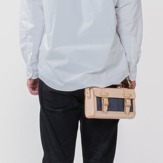 【ALT】  
Roavan（ローバン） RASWING（ラスウィング） Ambrelle（アンブレル） ウェストバッグ・ウェストポーチ。両手が自由になり、散歩や街歩きにちょうどいいサイズ。長財布やスマホを収納できる実用的な2WAY仕様。国産素材の栃木レザーと倉敷デニムを使用し、横長のスマートなデザイン。使うたびに愛着が深まり、艶や色が変化して育つ革バッグ。