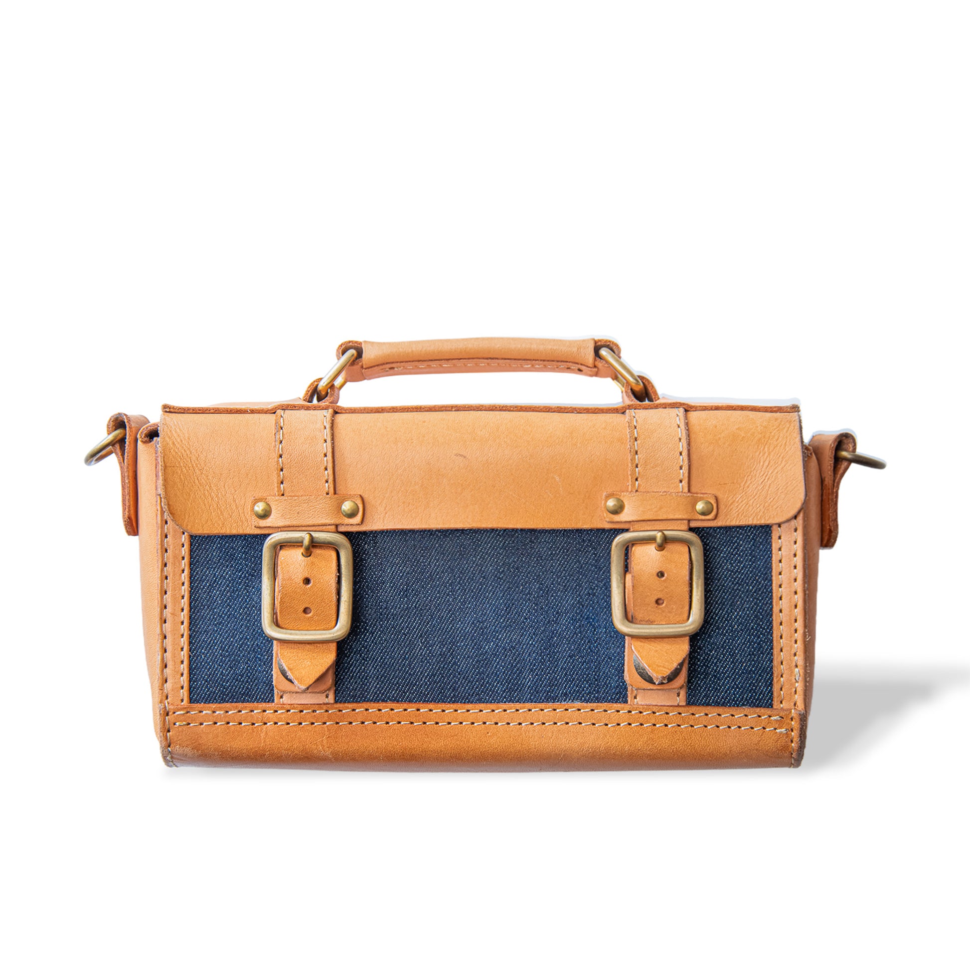 【ALT】  
Roavan（ローバン） RASWING（ラスウィング） Ambrelle（アンブレル） ウェストバッグ・ウェストポーチ。両手が自由になり、散歩や街歩きにちょうどいいサイズ。長財布やスマホを収納できる実用的な2WAY仕様。国産素材の栃木レザーと倉敷デニムを使用し、横長のスマートなデザイン。使うたびに愛着が深まり、艶や色が変化して育つ革バッグ。