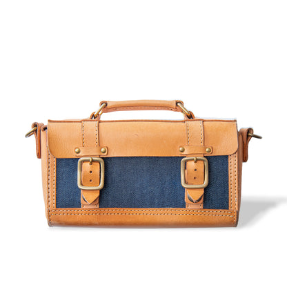 【ALT】  
Roavan（ローバン） RASWING（ラスウィング） Ambrelle（アンブレル） ウェストバッグ・ウェストポーチ。両手が自由になり、散歩や街歩きにちょうどいいサイズ。長財布やスマホを収納できる実用的な2WAY仕様。国産素材の栃木レザーと倉敷デニムを使用し、横長のスマートなデザイン。使うたびに愛着が深まり、艶や色が変化して育つ革バッグ。