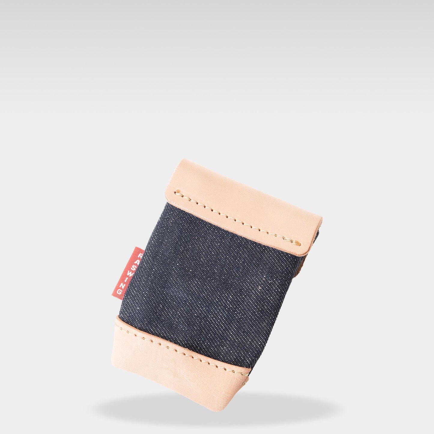 Roavan（ローバン） RASWING（ラスウィング） Ashport（アッシュポート） 携帯灰皿。栃木レザーの生成りヌメ革と倉敷デニムを使用した手のひらサイズの本革携帯灰皿。職人が一点ずつ仕立てた日本製レザーアイテムで、片手で開閉できる金色バネホック仕様。長く使うほど艶と風合いが深まる、育てる革の灰皿ケース。