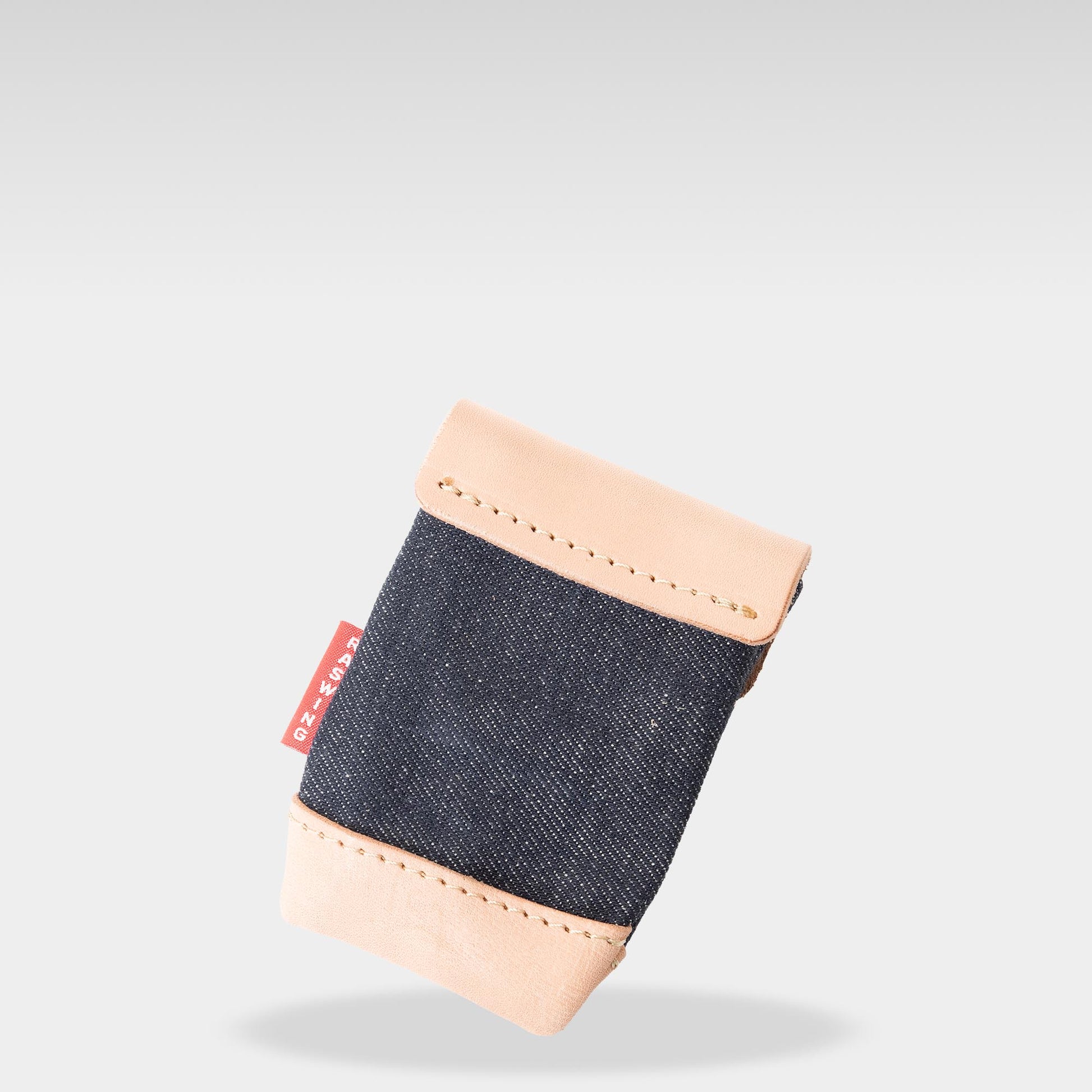 Roavan（ローバン） RASWING（ラスウィング） Ashport（アッシュポート） 携帯灰皿。栃木レザーの生成りヌメ革と倉敷デニムを使用した手のひらサイズの本革携帯灰皿。職人が一点ずつ仕立てた日本製レザーアイテムで、片手で開閉できる金色バネホック仕様。長く使うほど艶と風合いが深まる、育てる革の灰皿ケース。