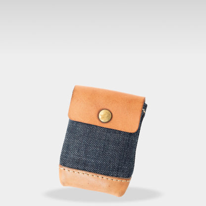 Roavan（ローバン） RASWING（ラスウィング） Ashport（アッシュポート） 携帯灰皿。栃木レザーの生成りヌメ革と倉敷デニムを使用した手のひらサイズの本革携帯灰皿。職人が一点ずつ仕立てた日本製レザーアイテムで、片手で開閉できる金色バネホック仕様。長く使うほど艶と風合いが深まる、育てる革の灰皿ケース。