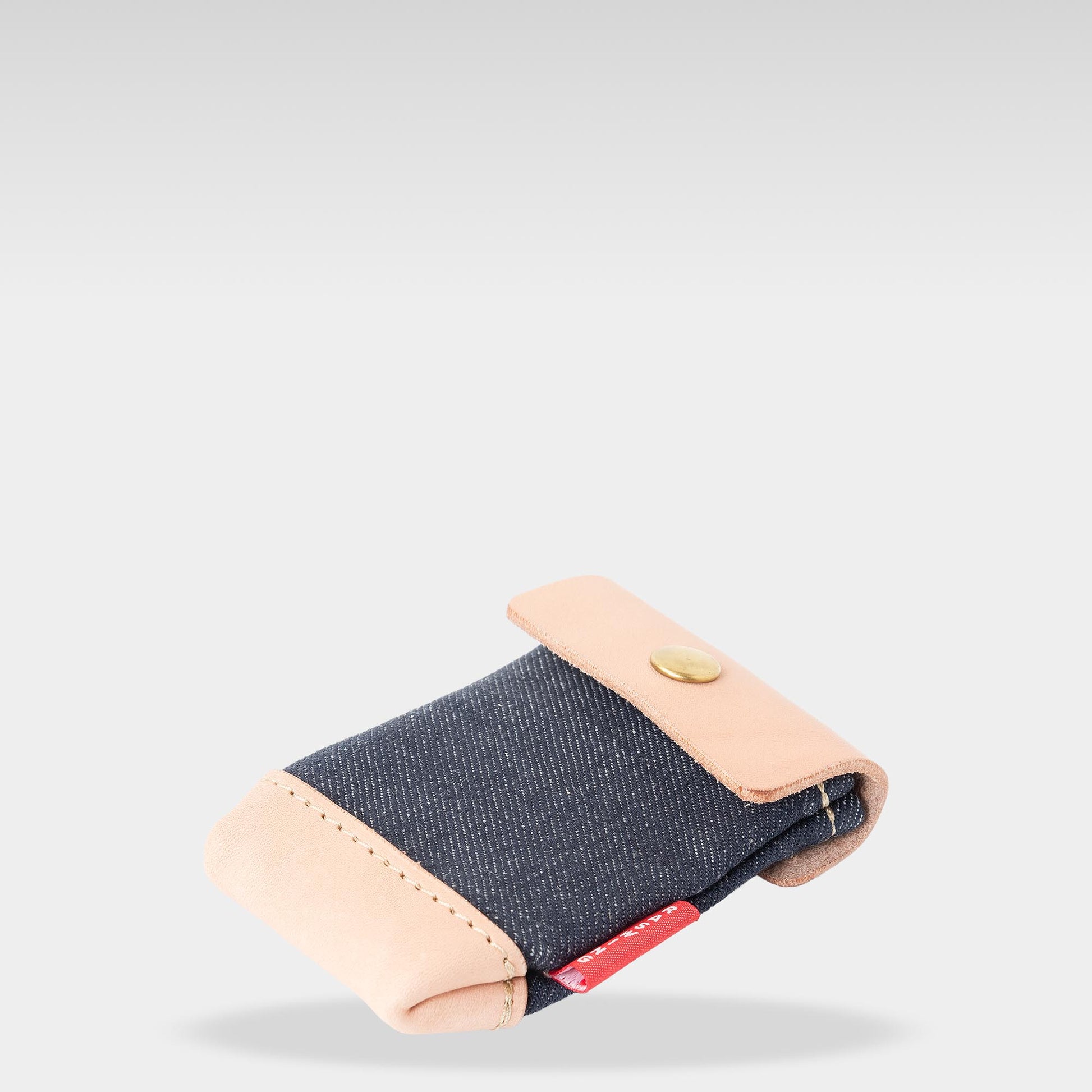 Roavan（ローバン） RASWING（ラスウィング） Ashport（アッシュポート） 携帯灰皿。栃木レザーの生成りヌメ革と倉敷デニムを使用した手のひらサイズの本革携帯灰皿。職人が一点ずつ仕立てた日本製レザーアイテムで、片手で開閉できる金色バネホック仕様。長く使うほど艶と風合いが深まる、育てる革の灰皿ケース。