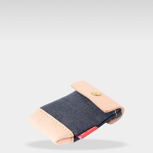 Roavan（ローバン） RASWING（ラスウィング） Ashport（アッシュポート） 携帯灰皿。栃木レザーの生成りヌメ革と倉敷デニムを使用した手のひらサイズの本革携帯灰皿。職人が一点ずつ仕立てた日本製レザーアイテムで、片手で開閉できる金色バネホック仕様。長く使うほど艶と風合いが深まる、育てる革の灰皿ケース。