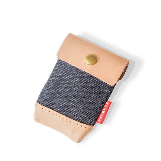 Roavan（ローバン） RASWING（ラスウィング） Ashport（アッシュポート） 携帯灰皿。栃木レザーの生成りヌメ革と倉敷デニムを使用した手のひらサイズの本革携帯灰皿。職人が一点ずつ仕立てた日本製レザーアイテムで、片手で開閉できる金色バネホック仕様。長く使うほど艶と風合いが深まる、育てる革の灰皿ケース。