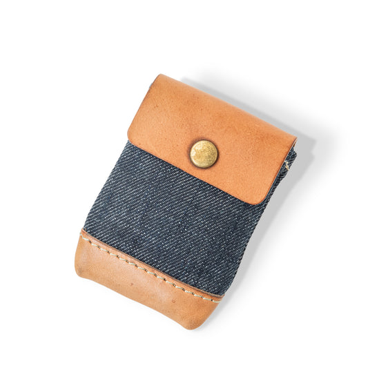 Roavan（ローバン） RASWING（ラスウィング） Ashport（アッシュポート） 携帯灰皿。栃木レザーの生成りヌメ革と倉敷デニムを使用した手のひらサイズの本革携帯灰皿。職人が一点ずつ仕立てた日本製レザーアイテムで、片手で開閉できる金色バネホック仕様。長く使うほど艶と風合いが深まる、育てる革の灰皿ケース。