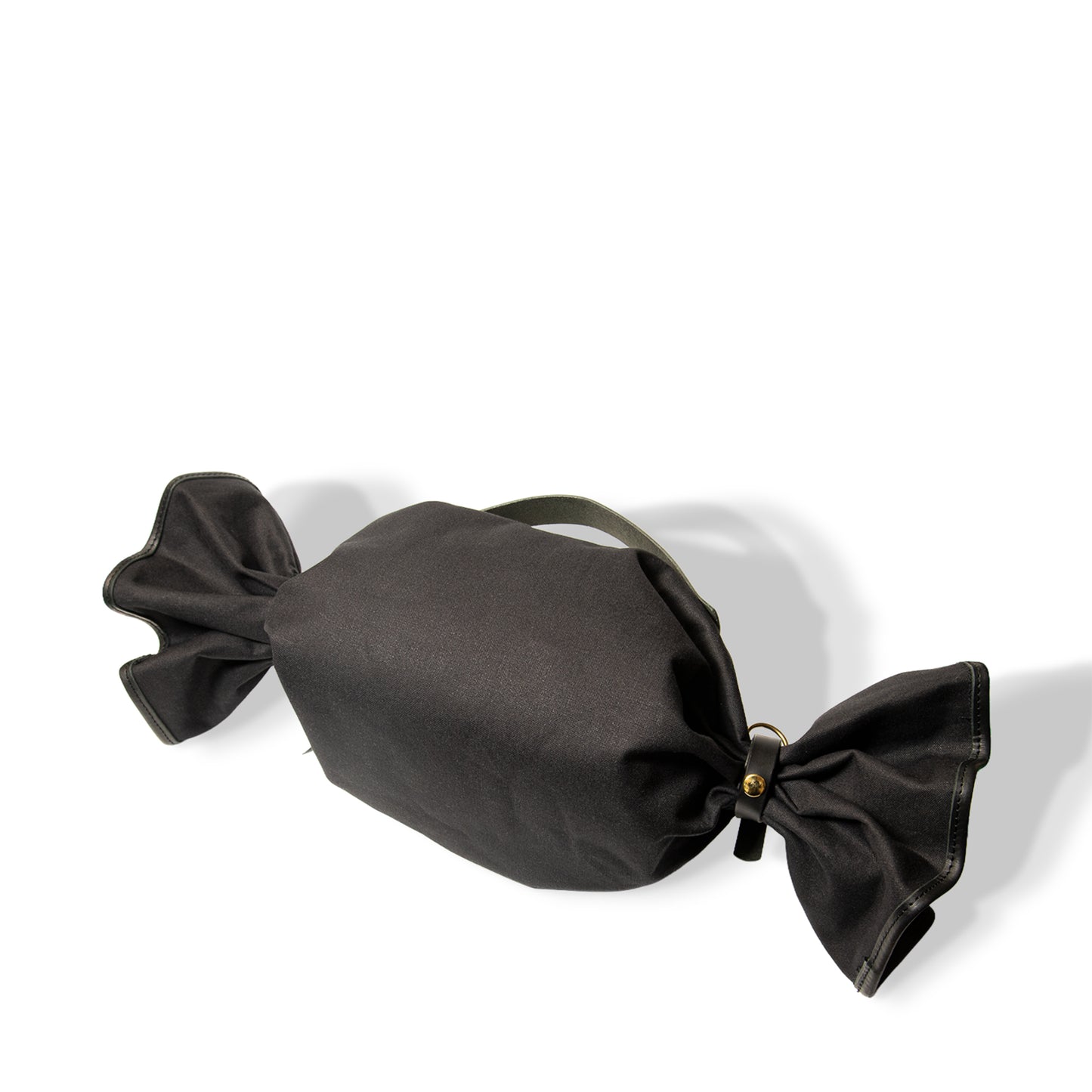 ROAVAN（ローバン） Gossipy Bunny（ゴシッピーバニー） Bonbon Lop（ボンボン・ロップ）のキャンディ形バッグ。岡山県倉敷産11号帆布と国産ブラックレザーを組み合わせ、両端をツイストして束ねた立体構造と真鍮金具、黒ファスナーを採用したショルダー兼ハンドバッグ。