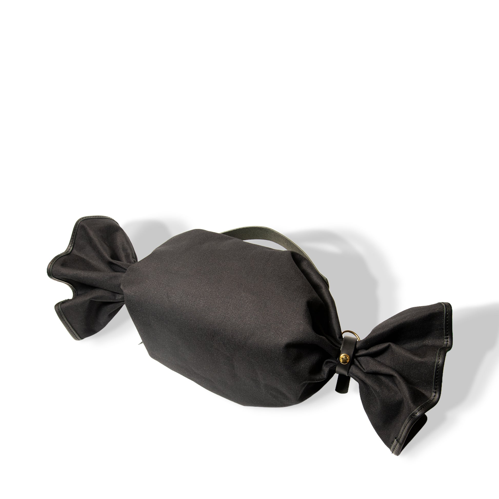 ROAVAN（ローバン） Gossipy Bunny（ゴシッピーバニー） Bonbon Lop（ボンボン・ロップ）のキャンディ形バッグ。岡山県倉敷産11号帆布と国産ブラックレザーを組み合わせ、両端をツイストして束ねた立体構造と真鍮金具、黒ファスナーを採用したショルダー兼ハンドバッグ。