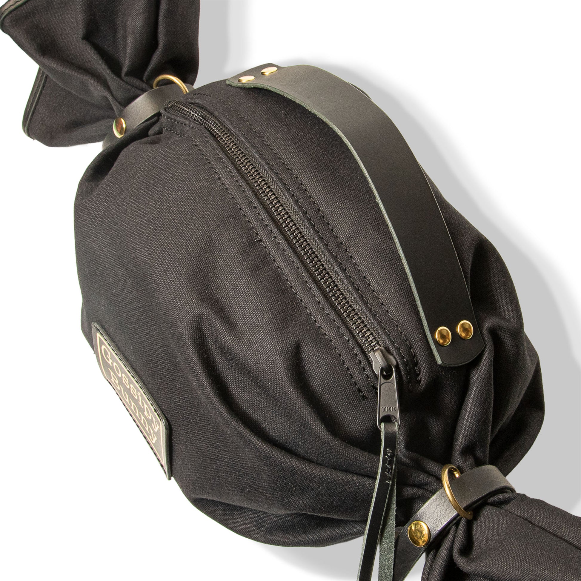 ROAVAN（ローバン） Gossipy Bunny（ゴシッピーバニー） Bonbon Lop（ボンボン・ロップ）のキャンディ形バッグ。岡山県倉敷産11号帆布と国産ブラックレザーを組み合わせ、両端をツイストして束ねた立体構造と真鍮金具、黒ファスナーを採用したショルダー兼ハンドバッグ。