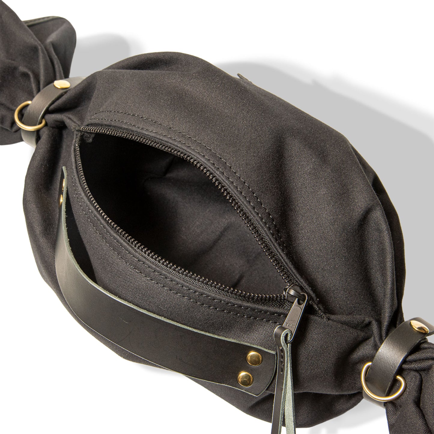 ROAVAN（ローバン） Gossipy Bunny（ゴシッピーバニー） Bonbon Lop（ボンボン・ロップ）のキャンディ形バッグ。岡山県倉敷産11号帆布と国産ブラックレザーを組み合わせ、両端をツイストして束ねた立体構造と真鍮金具、黒ファスナーを採用したショルダー兼ハンドバッグ。