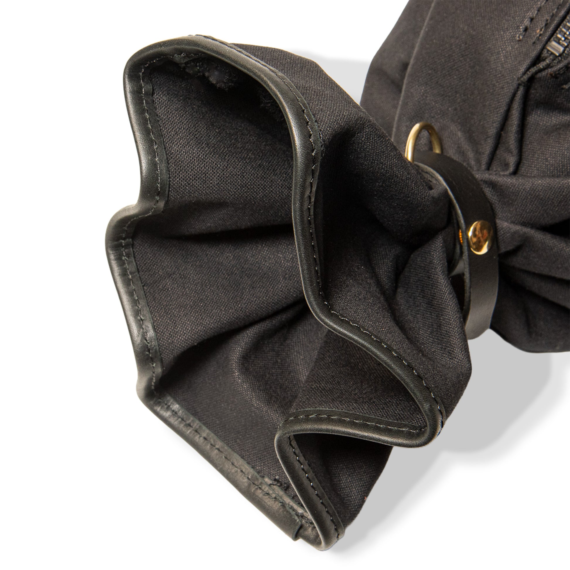 ROAVAN（ローバン） Gossipy Bunny（ゴシッピーバニー） Bonbon Lop（ボンボン・ロップ）のキャンディ形バッグ。岡山県倉敷産11号帆布と国産ブラックレザーを組み合わせ、両端をツイストして束ねた立体構造と真鍮金具、黒ファスナーを採用したショルダー兼ハンドバッグ。